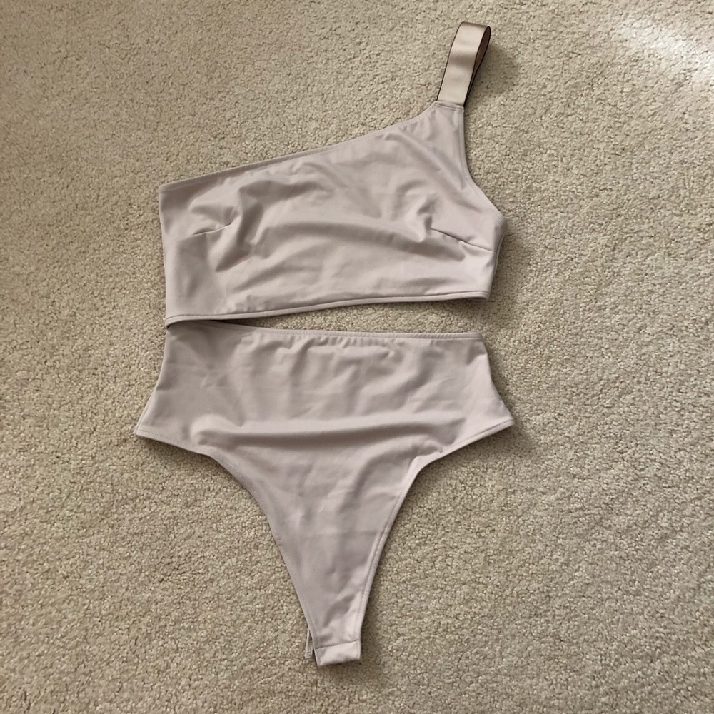 🆕 VS Cut out one shoulder body suit - Picture 3 of 4